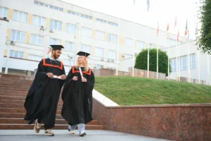 دليل شامل ل جامعة استينيا المرافق، التخصصات، الاعتمادات، والأسعار